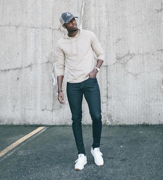 Как носить темно-синие джинсы с белыми кроссовками мужчине