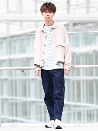 Как носить темно-синие джинсы с белыми кроссовками мужчине