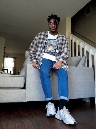 Как носить темно-синие джинсы с белыми кроссовками мужчине