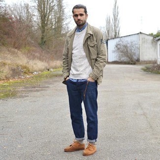 Как носить темно-синие джинсы с белым свитером с круглым вырезом мужчине