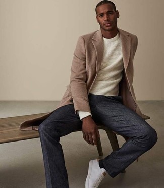 Как носить темно-синие джинсы с белым свитером с круглым вырезом мужчине