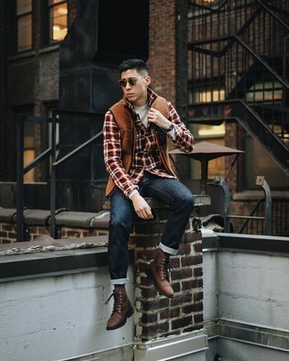 Как носить темно-синие джинсы с белым свитером с круглым вырезом мужчине