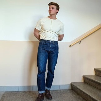 Как носить темно-синие джинсы с белой футболкой на пуговицах мужчине