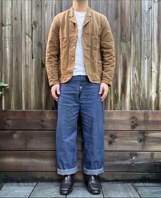 Как носить темно-синие джинсы с белой футболкой на пуговицах мужчине