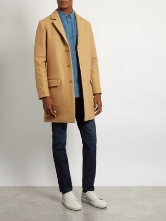 Как носить темно-синие джинсы с белыми кожаными низкими кедами мужчине