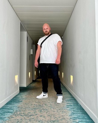 Как носить темно-синие джинсы с белыми низкими кедами мужчине