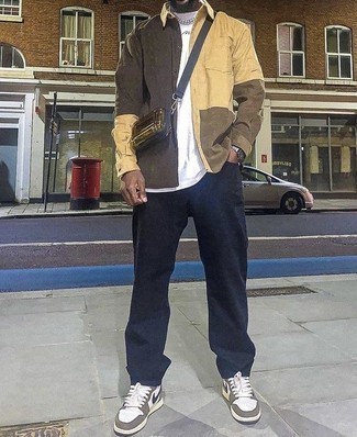 Как носить темно-синие джинсы с белыми низкими кедами мужчине