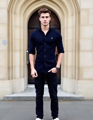 Как носить темно-синие джинсы с белыми низкими кедами мужчине