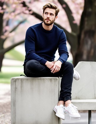 Как носить темно-синие джинсы с белыми низкими кедами мужчине