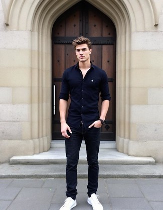 Как носить темно-синие джинсы с белыми низкими кедами мужчине