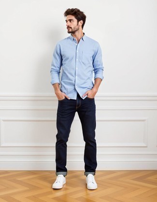 Как носить темно-синие джинсы с белыми низкими кедами мужчине