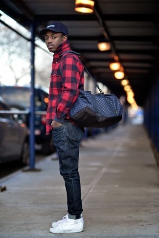 Как носить темно-синие джинсы с белыми низкими кедами мужчине