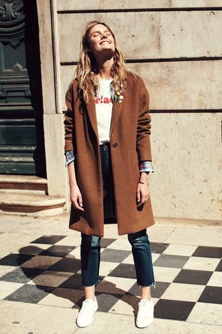 Как носить темно-синие джинсы с белыми низкими кедами женщине