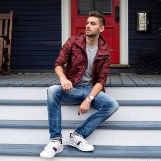 Какие ветровки носить с темно-синими джинсами мужчине
