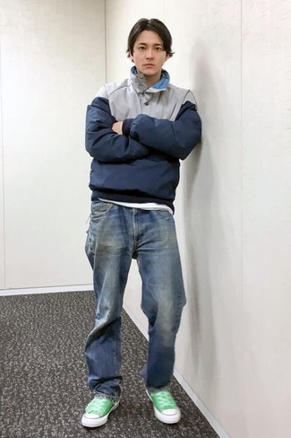 Какие ветровки носить с темно-синими джинсами мужчине