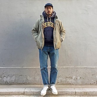 Какие ветровки носить с темно-синими джинсами мужчине