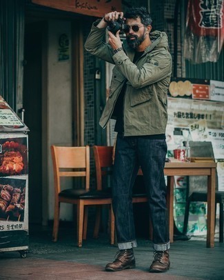 Какие ветровки носить с темно-синими джинсами мужчине