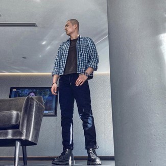 Какие рабочие ботинки носить с темно-синими джинсами мужчине