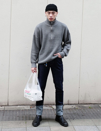 Какие свитера с воротником на молнии носить с темно-синими джинсами мужчине