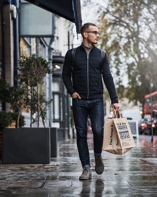 Какие свитера на молнии носить с темно-синими джинсами мужчине