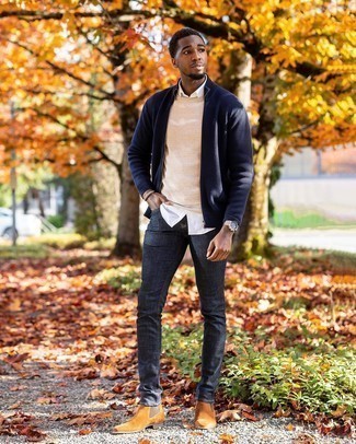 Какие свитера на молнии носить с темно-синими джинсами мужчине