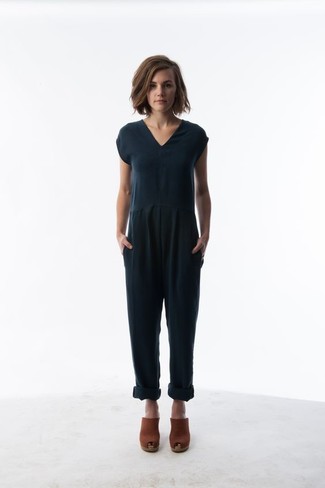 Как носить темно-синий комбинезон с коричневыми замшевыми сабо