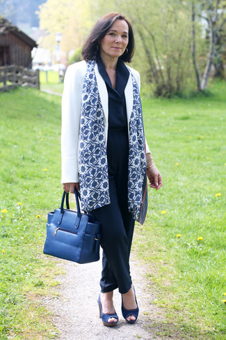 Какие босоножки на каблуке носить с темно-синим комбинезоном