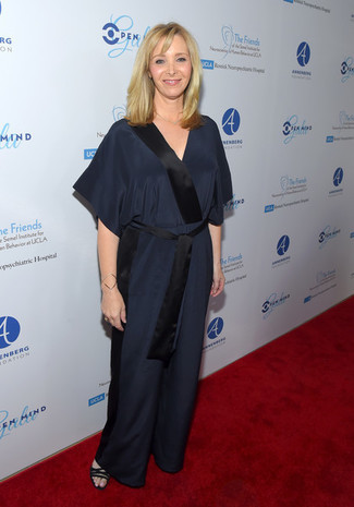 С чем носить темно-синий комбинезон