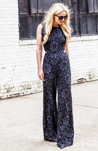 Какие туфли носить с темно-синим комбинезоном