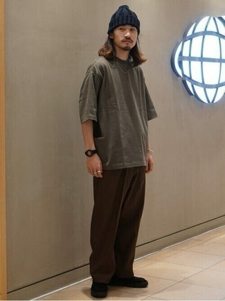 С чем носить темно-синюю вязаную шапку мужчине