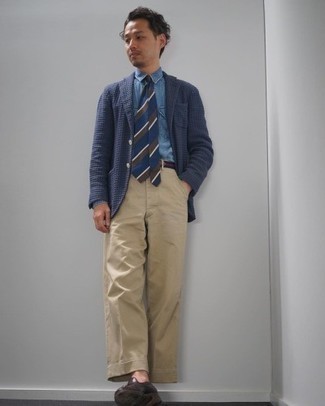 Как носить темно-синий вязаный пиджак с бежевыми брюками чинос