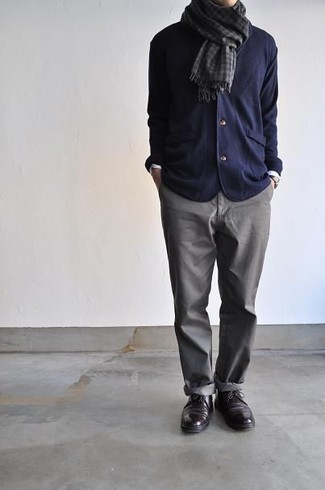 Как носить темно-синий вязаный пиджак с серыми брюками чинос