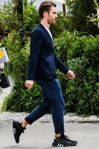 Как носить темно-синий вязаный пиджак с темно-синими брюками чинос