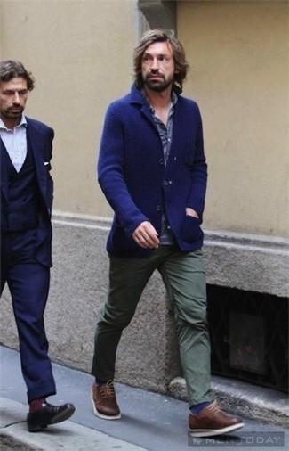 Как носить темно-синий вязаный пиджак с оливковыми брюками чинос