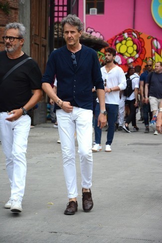 Как носить темно-синий вязаный пиджак с белыми брюками чинос