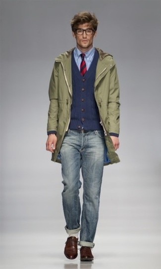 Как носить темно-синий вязаный кардиган с оливковой паркой мужчине