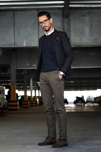 С чем носить темно-синий вязаный свитер с круглым вырезом мужчине