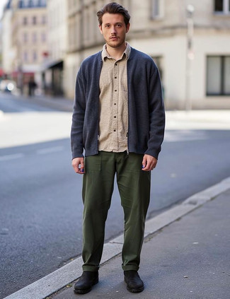 С чем носить темно-синюю вязаную куртку мужчине