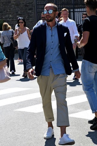 С чем носить темно-синюю вязаную куртку мужчине