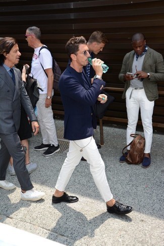 С чем носить темно-синюю вязаную куртку мужчине