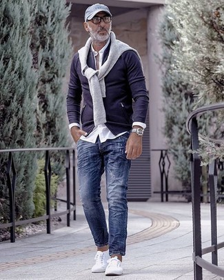 С чем носить темно-синюю вязаную куртку мужчине