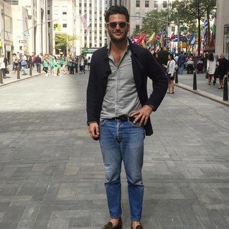 С чем носить темно-синюю вязаную куртку мужчине