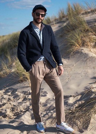 С чем носить темно-синюю вязаную куртку мужчине