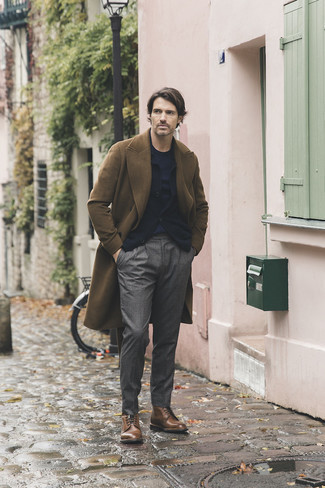 С чем носить темно-синюю вязаную куртку мужчине