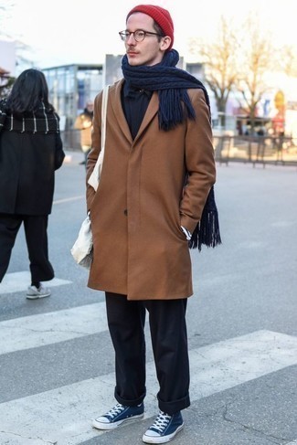 С чем носить темно-синий вязаный шарф мужчине