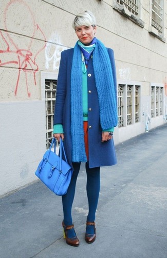 С чем носить темно-синий вязаный шарф женщине