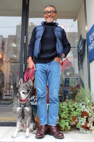 Как носить темно-синюю вязаную водолазку с синими джинсами мужчине