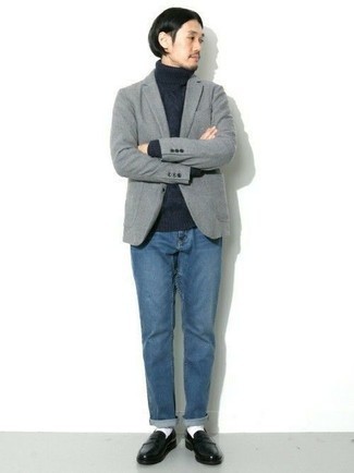 Как носить темно-синюю вязаную водолазку с синими джинсами мужчине