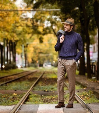 Как носить темно-синюю вязаную водолазку с серым шерстяным пиджаком мужчине