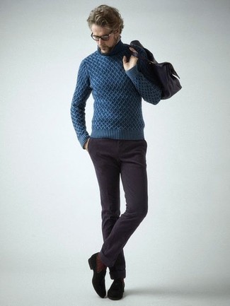 С чем носить темно-синюю вязаную водолазку мужчине